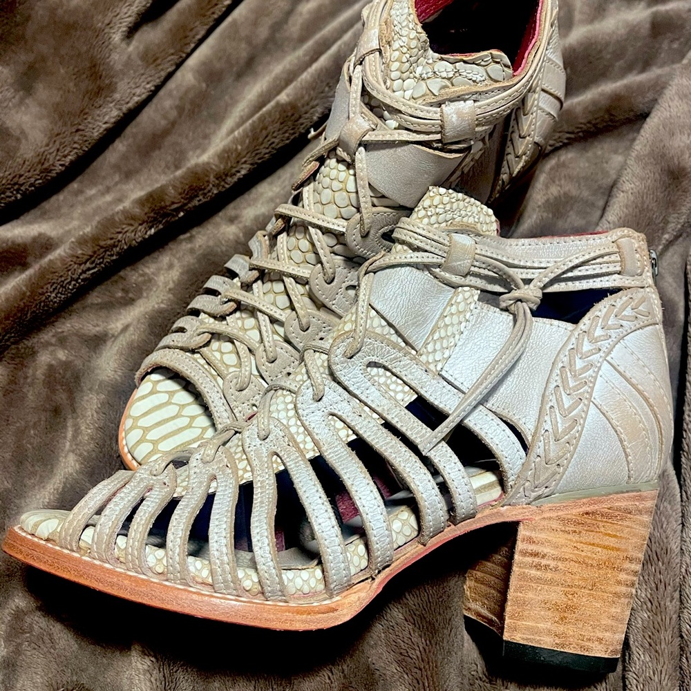 Rare!! Freebird Wazee like new! Size 9. Beautiful shoes!!